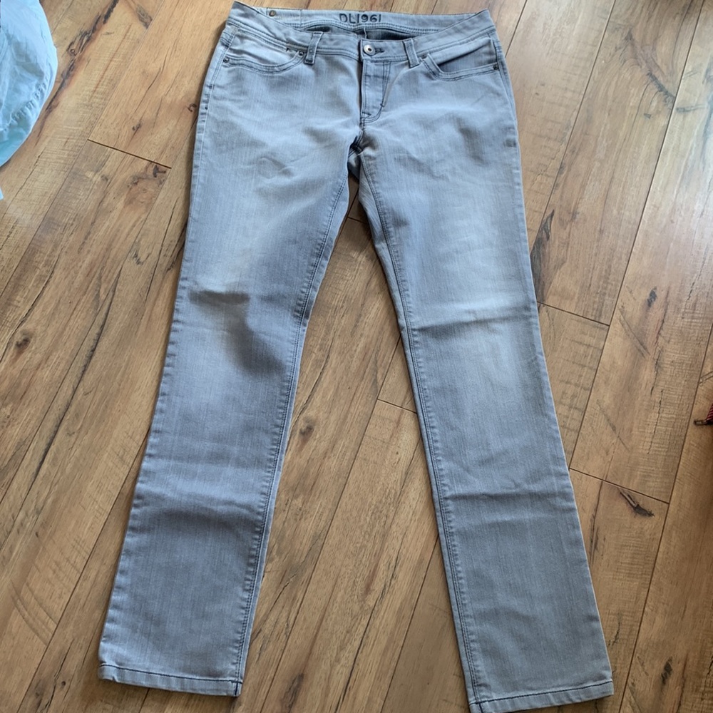 DL1961 Lindsey fabulous grey jeans boot cut. Says size 31 but fits like 30